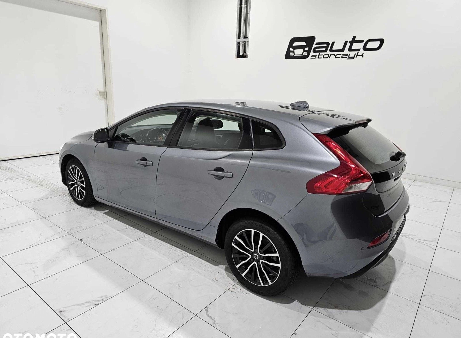 Volvo V40 cena 35700 przebieg: 143829, rok produkcji 2018 z Dobrodzień małe 154